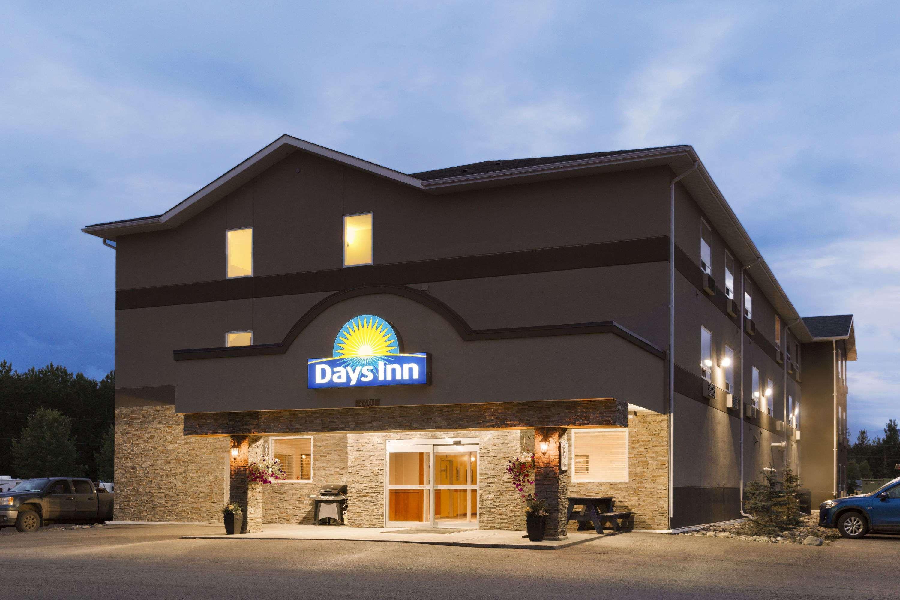 Days Inn By Wyndham Chetwynd Exterior photo
