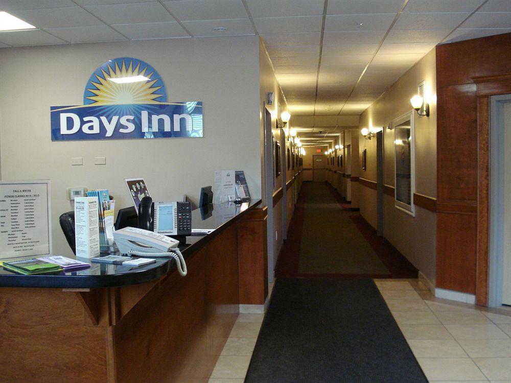Days Inn By Wyndham Chetwynd Exterior photo