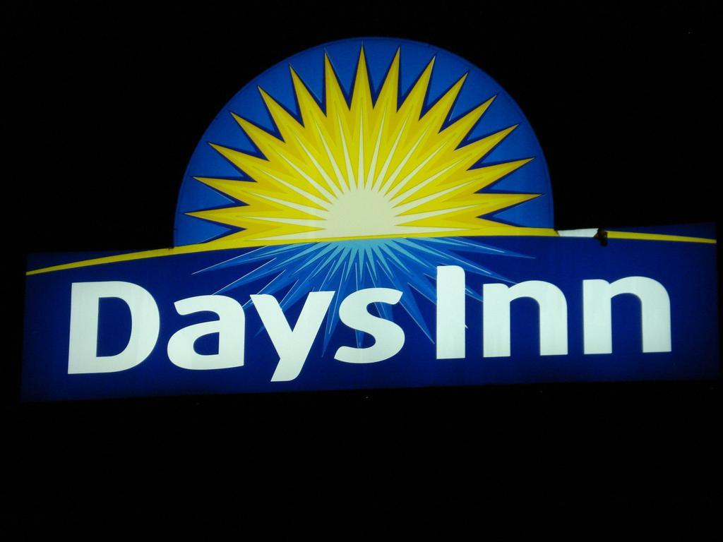 Days Inn By Wyndham Chetwynd Exterior photo